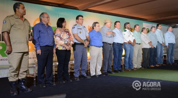 Autoridades e políticos presentes na abertura - Foto: Varlei Cordova / AGORA MT