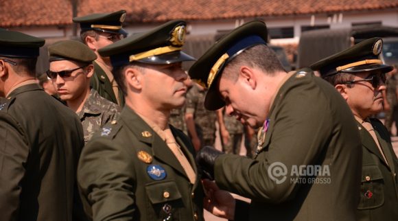 Entrega de medalhas feita pelo Tenente-Coronel, Denilson Silva de Miranda, comandante do 18º GAC - Foto: Ricardo Costa / AGORA MT