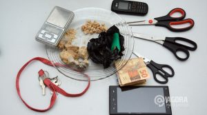 Drogas e objetos apreendidos - Foto: Varlei Cordova / AGORA MT