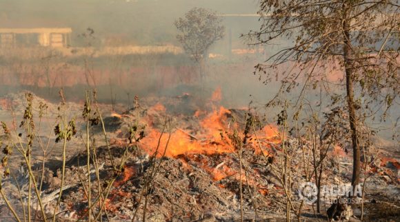 Incêndio em terreno baldio - Foto: Varlei Cordova / AGORA MT