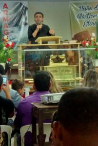 Marco Feliciano pregando na igreja em Rondonópolis - Foto: AGORA MT