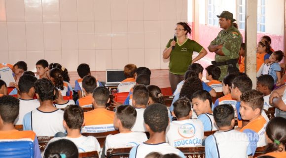 Palestra sobre queimadas com alunos na Escola Gisélio da Nóbrega - Foto: Varlei Cordova / AGORAMT