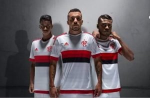 Gabriel, Canteros e Cirino apresentam nova camisa branca do Fla (Foto: Divulgação)