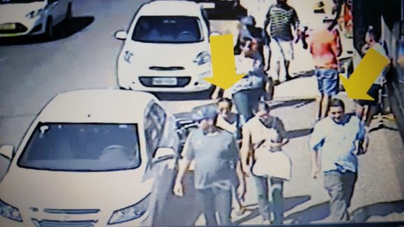 Foto divulgada pela PJC mostra a vítima (mulher com bolsa branca) e suspeitos sob seta amarela - Foto: Divulgação PJC