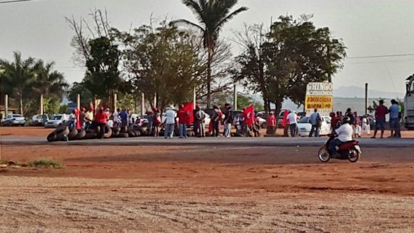 Integrantes do MST bloqueado a rodovia com pneus - Foto: Você-repórter