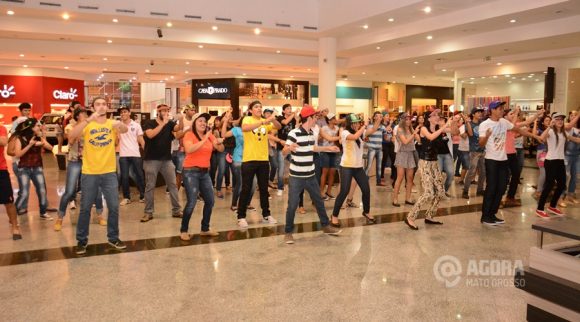 O ‘flash mob’ busca evangelizar e divulgar a 1ª Jornada Diocesana da Juventude - Foto:Messias Filho/AGORA MT