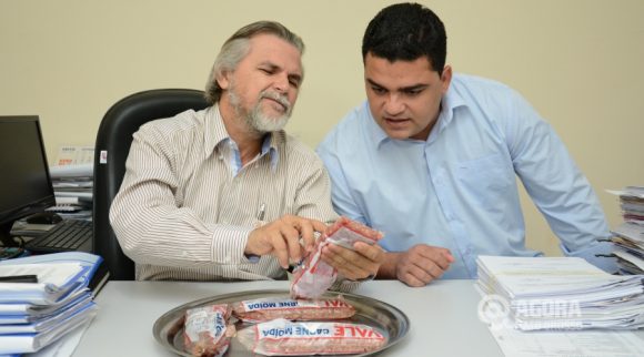 Juca Lemos e o Cristiano vendo a pesagem do produto.Foto:Varlei Cordova/AGORAMT