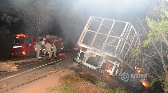 Carreta envolvida no acidente totalmente queimada - Foto : Messias Filho / AGORA MT