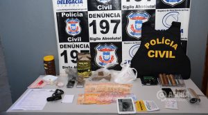 Drogas dinheiro e outros produtos apreendidos pela Policia Civil - Foto : Messias Filho / AGORA MT