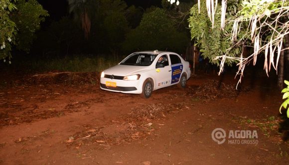 Momento que o taxi é retirado do local do fato - Foto : Messias Filho / AGORA MT