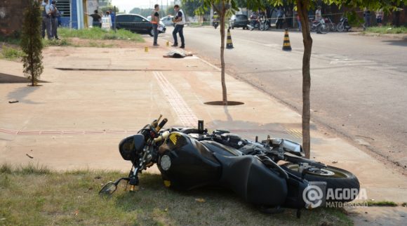 Motocicleta que veio a colidir com a senhora na Rua Foto: Varlei Cordova / AGORA MT 