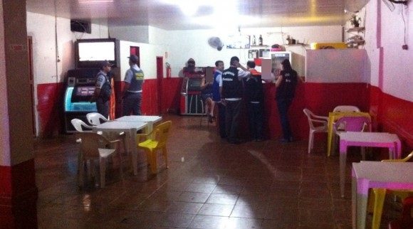 Polícia Militar fazendo abordagem dentro de casa de prostituição - Foto : reprodução PM