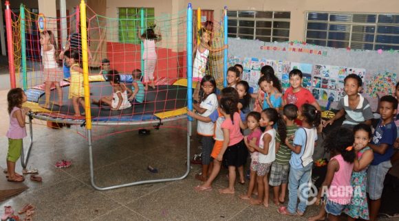 Pula pula para as crianças na Escola Gisélio da Nobrega.Foto: Varlei Cordova / AGORA MT