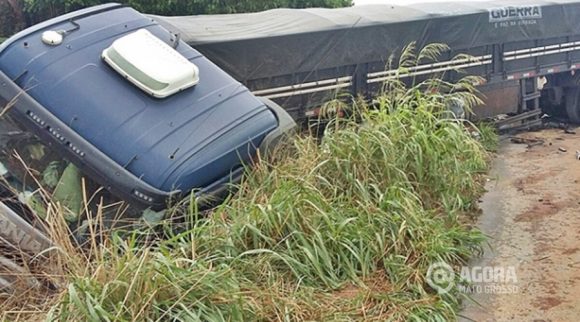 A carreta acabou caindo dentro de uma vala  - Foto : Alisson Carvalho / AGORA MT 