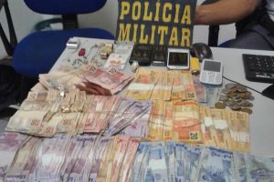 Dinheiro, joias e celulares apreendidos com os suspeitos pela PM em Pedra Preta - Foto: Divulgação / PM