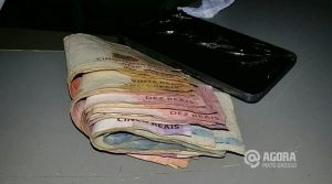 Dinheiro apreendido com os menores Eles são acusados de realizar comércio de entorpecente - Foto: Foto: Alisson Carvalho / AGORA MT