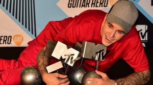 Cantor canadense Justin Bieber posa com todos os troféus conquistados no EMA 2015 - Foto: Giuseppe Cacace/AFP