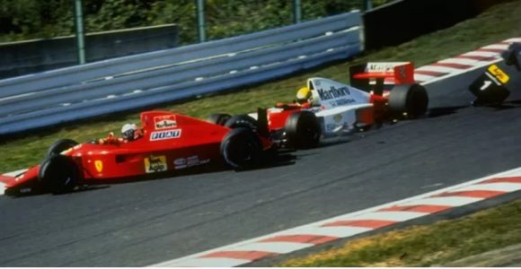 Ayrton Senna e Alain Prost no polêmico episódio que marcou título de 1990 - Foto: Getty Images