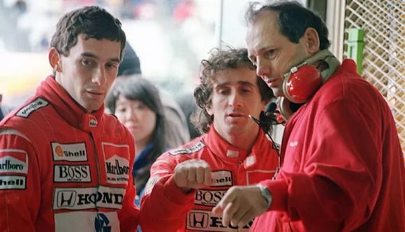 Ainda companheiros e vivendo relação amistosa, Senna e Prost conversam com o chefe Ron Dennis em 1988 - Foto: AFP