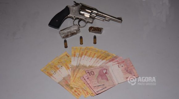 Arma dinheiro e droga apreendido com suspeitos - Foto : Messias Filho / AGORA MT