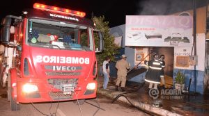 Bombeiros no combate ao incÊndio - Foto : Messias Filho / AGORA MT