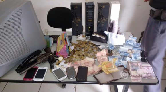 Dinheiro e outros objetos recuperados pela policia - Foto : José Antônio / AGORA MT