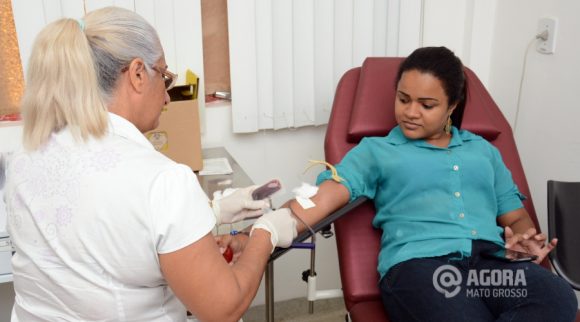 Maira Santos Dourado donando Sangue.Foto: Varlei Cordova/AGORAMT