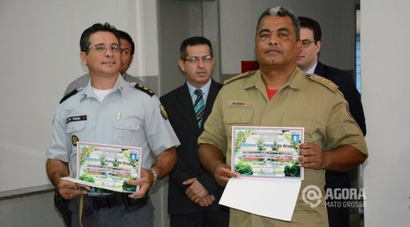 Os Tenentes- Coronéis, Márico Thadeu (4º CR da PM) e Alcides Domingues de Oliveira (BM) foram homenageados - Foto: Ricardo Costa / AGORA MT