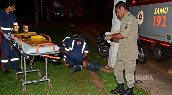 Vitima de acidente no Conjunto São José sendo socorrida pelo SAMU - Foto : Messias Filho / AGORA MT