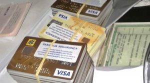 Cartões bancários apreendidos com suspeitos de fraudes na loteria (Foto: Divulgação/Polícia Federal)