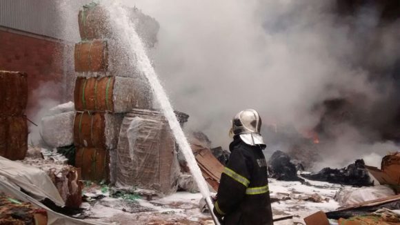 Bombeiros tentam controlar o fogo - Foto: Ronaldo Teixeira / AGORA MT