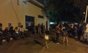 Contribuintes passam a noite em frente ao Detran para conseguir senhas - Foto: Você-repórter