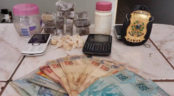 Drogas, dinheiros e objetos apreendidos com idoso - Foto: assessoria 