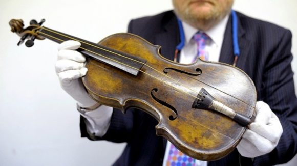 Foto original do violino que seria de músico de Titanic