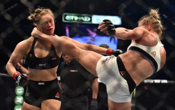 Holly Holm derrubou o "mito" Ronda Rousey com um chute no pé da orelha (Foto: Paul Crock/AFP/Getty Images)