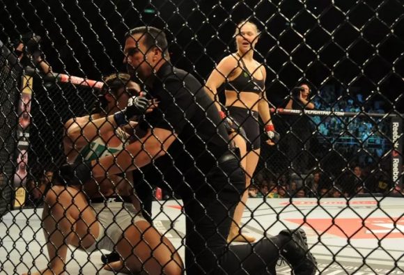 Após nocautear Bethe Correia, Ronda ainda rebateu a provocação: "Não chore" (Foto: André Durão)