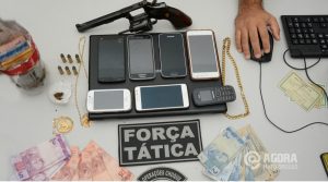 Armas dinheiro celulares presos na operação interior integrado.Foto: Varlei Cordova/AGORAMT