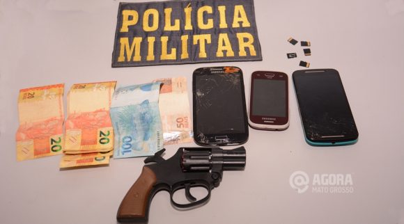 Dinheiro celulares e simulacro apreendidos pela Polícia Militar - Foto : Messias Filho / AGORA MT