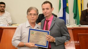 Lenildo Augusto entrega honrarias ao senhor Luiz Antônio.Foto : Messias Filho / AGORA MT
