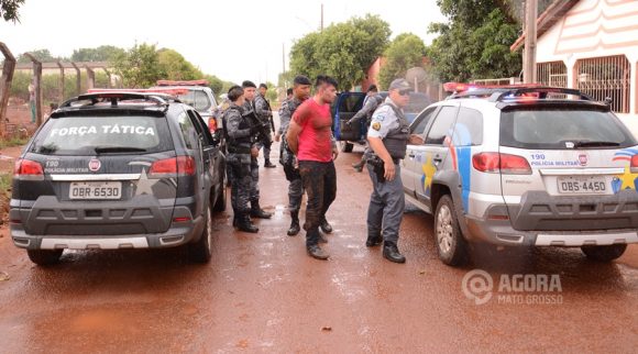 Momento que o suspeito era conduzido por policiais militares - Foto : Messias Filho / AGORA MT