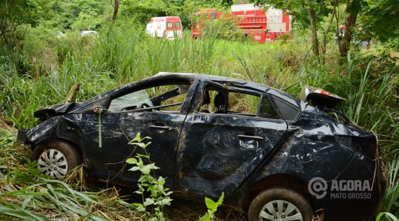 O carro ficou destruído no acidente- Foto: Ronaldo Teixeira