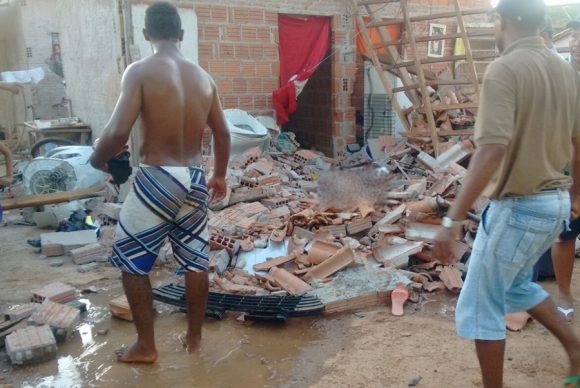 Casa ficou destruída com a pancada - Foto: Agitos Nobres