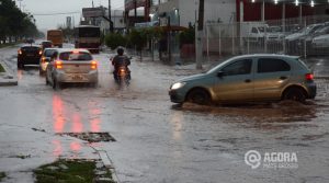Veiculos na Av Presidente Medice inundada.Foto: Varlei Cordova/AGORAMT