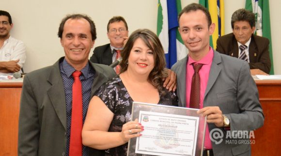 Vereador Lenildo Augusto entreaga honrarias ao homenageados.Foto : Messias Filho / AGORA MT
