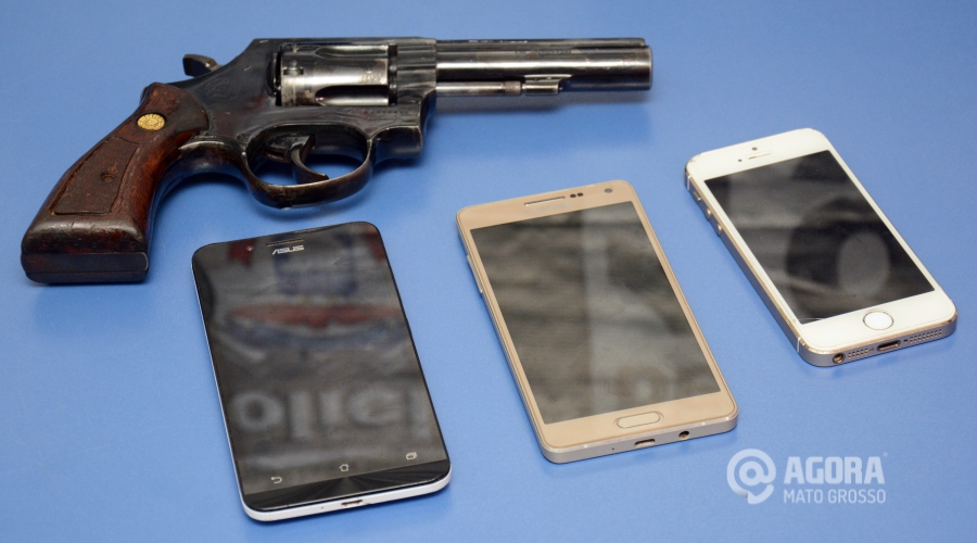 Arma e celulares.Foto:Varlei Cordova/AGORAMT