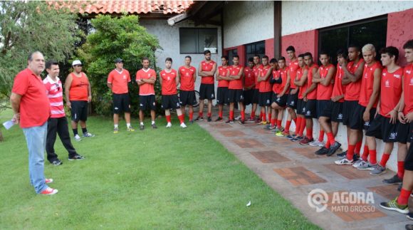Carlos Rufino apresentando os jogadores para o ano de 2016.Foto:Varlei Cordova/AGORAMT