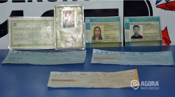 Cheques e documentos apreendidos com os suspeitos.Foto:Ricardo Costa/AGORAMT