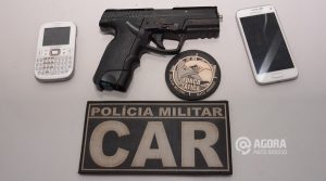 Simulacro de arma de fogo e celulares apreendidos pela Polícia Militar - Foto : Messias Filho / AGORA MT