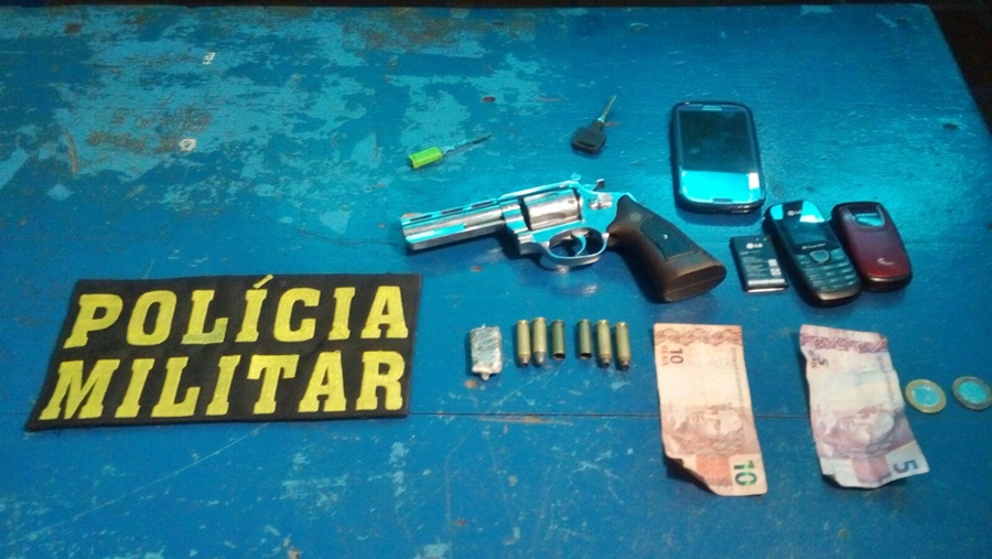 Revólver encontrado com os suspeitos - Foto: José Antônio Araújo / AGORA MT