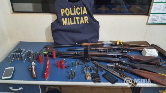 Armas e munições apreendidas com os suspeitos de roubo a fazenda - Foto: Aparecido Marden / Correspondente Alto Taquari